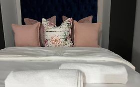 Lux Apt 5Min To Sandton 9